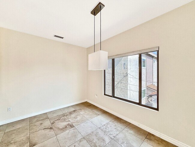 Building Photo - Stunning 4BD/3.5BA Townhouse in Pacific Be...
