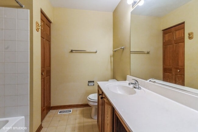 Building Photo - 2418 Oneida Ln