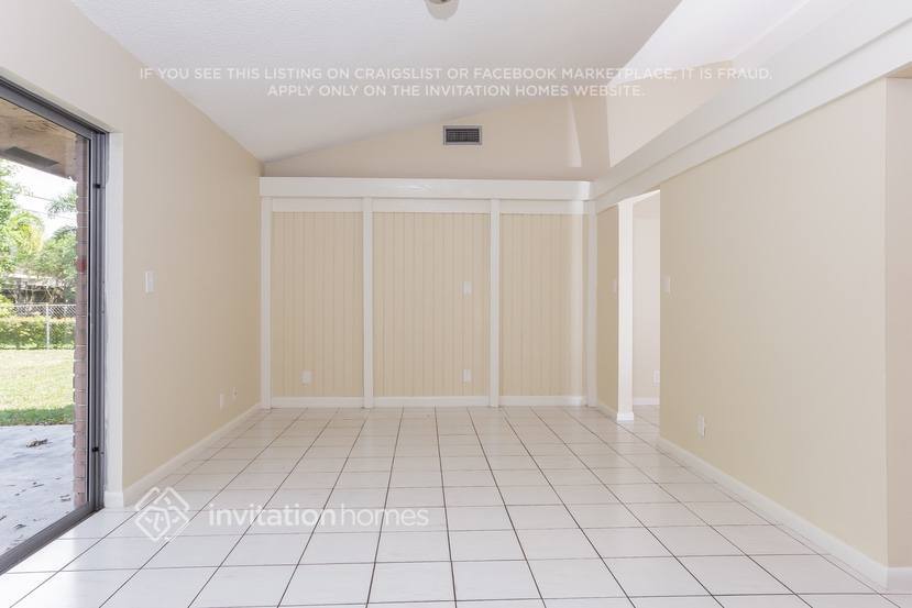 Building Photo - 10431 NW 20th Ct