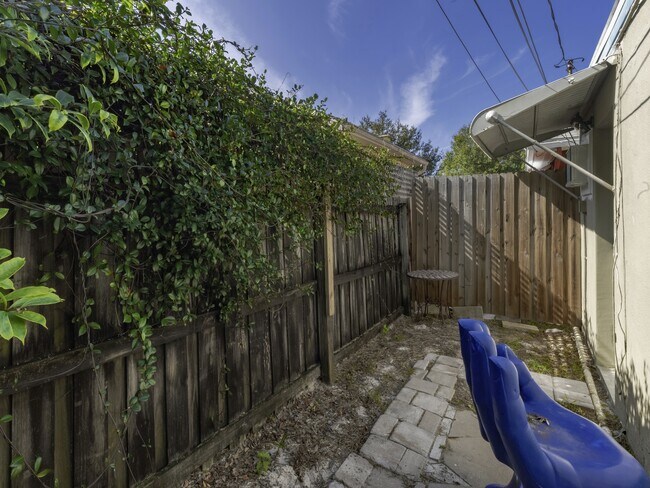 Building Photo - 2808 Clinton St S