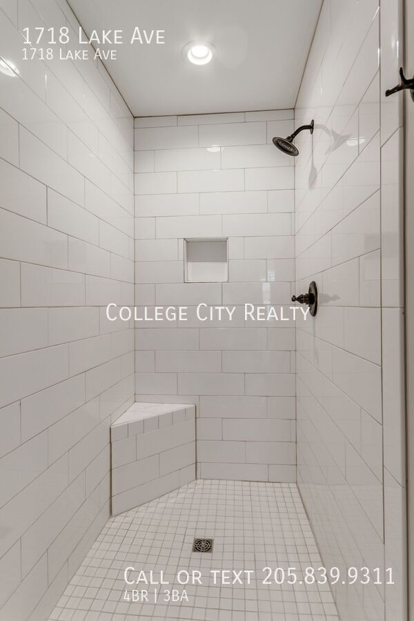 Building Photo - 1718 Lake Ave