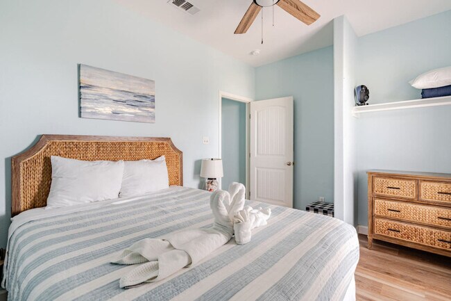 Building Photo - 994 Dolly St