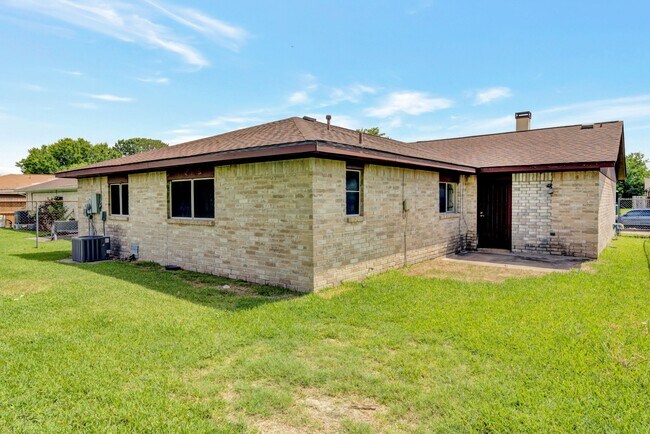 Building Photo - 12718 Panay Dr