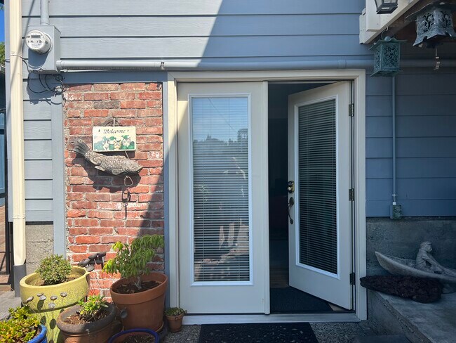 Building Photo - 3219 31st Ave W