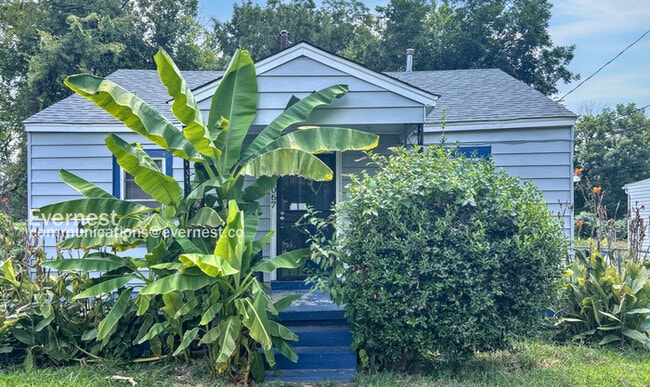 Primary Photo - 2067 Hubert Ave