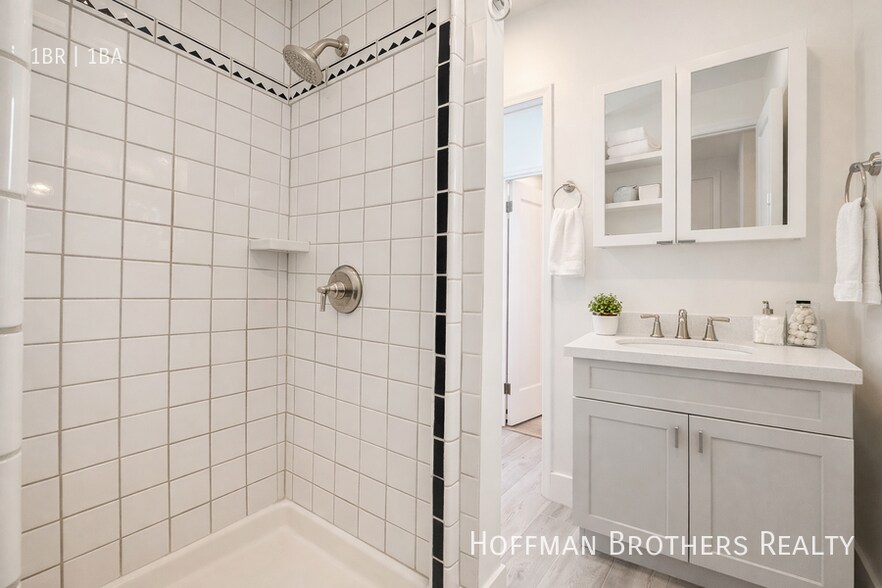 Building Photo - 1303 N June St