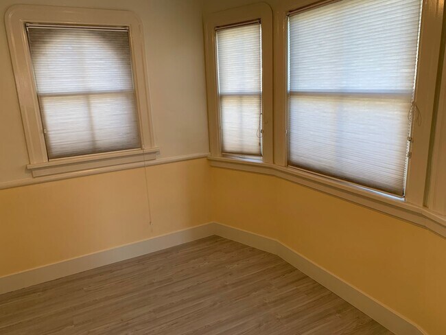 Building Photo - 3 Bedroom, hardwood floors, garage, A/C, Solar