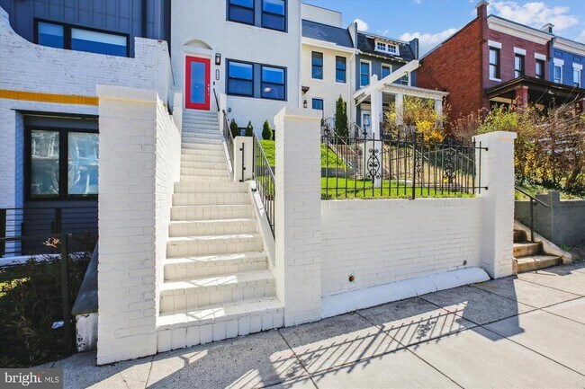 Building Photo - 329 15th St NE