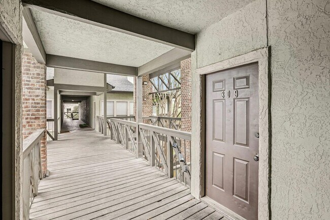 Building Photo - 807 W 25th St