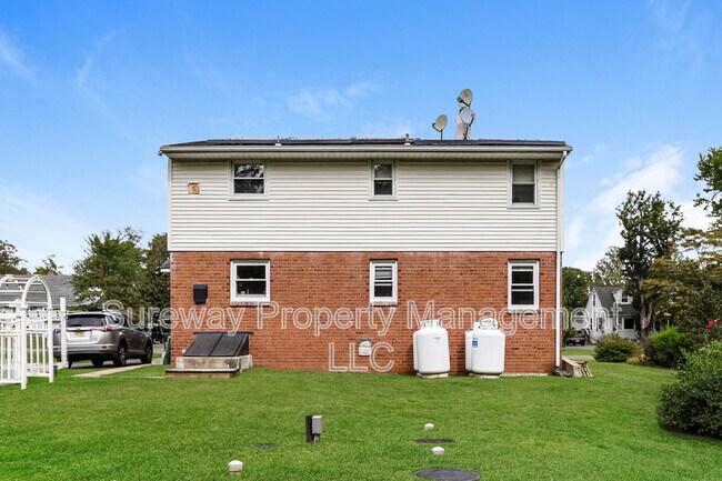 Building Photo - 18 Crest Ave