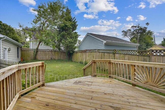 Building Photo - 1805 N Adams St