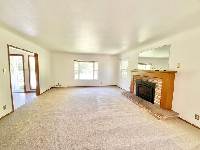 Building Photo - $3,900/month – Rare Country Feel on an Expansive Lot in One of Santa Rosa's Desirable Neighborhoods!