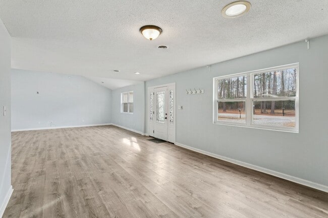 Building Photo - Updated Large Home with Private In-Law Suite Near Gloucester Main Street