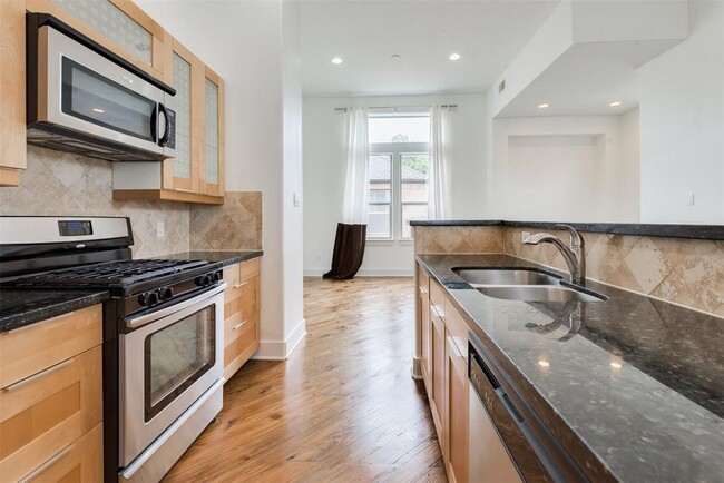 Building Photo - 2002 Blodgett St