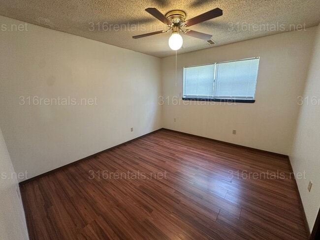 Building Photo - $875 - 2 bed 1.5 bath - Duplex within walking distance from Walmart