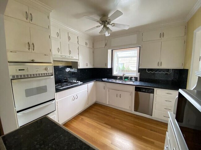 Building Photo - 238 Jackson St