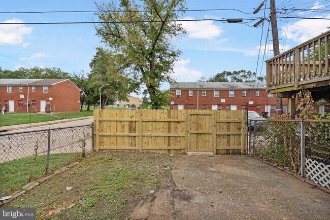 Building Photo - 945 Ashburton St