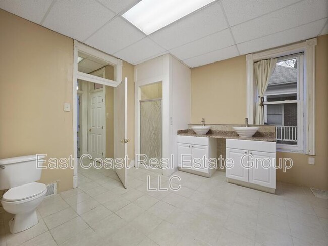 Building Photo - 448 Summit Ave