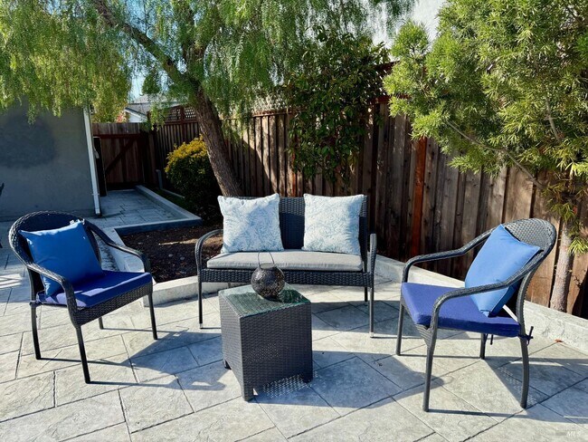 Building Photo - 1017 Carob Ct