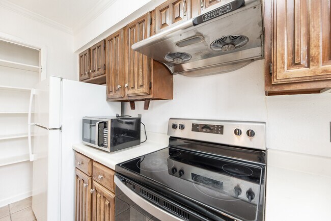 Building Photo - 2120 Wilcrest Dr