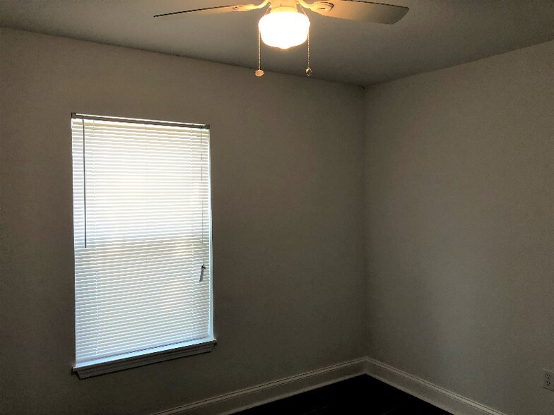 Building Photo - 209 Green Acres Rd