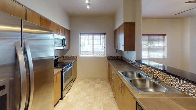 Building Photo - Condo w/ Garage. Close To St. Vincents Hospital, Freeways and Fast Commute To Portland