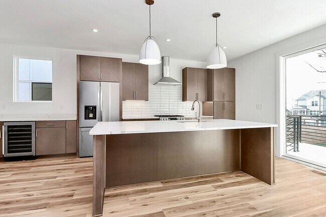 Building Photo - Stunning 3BD/3.5BA Townhome with PRIVATE POOL!