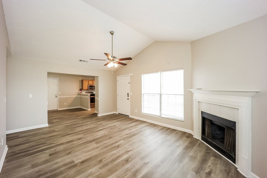 Building Photo - 220 Willow Springs Dr