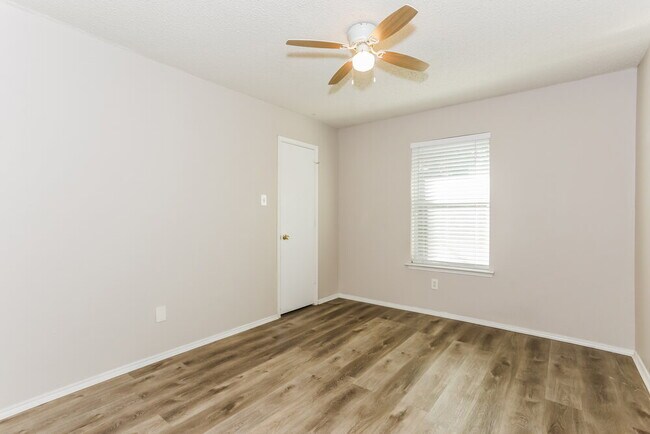 Building Photo - 617 Sawyer Dr