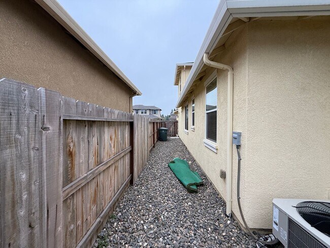 Building Photo - 2021 built two story in Oakdale!