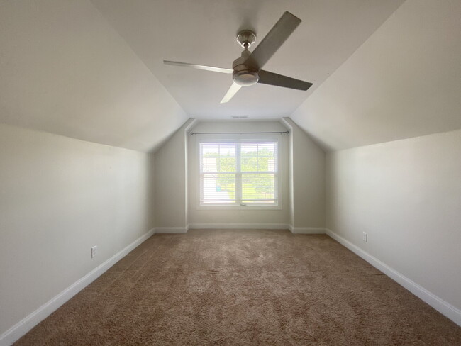 Building Photo - Spacious Three Bedroom Town Home! Located ...