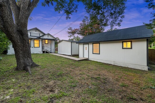 Building Photo - 707 W 7th St