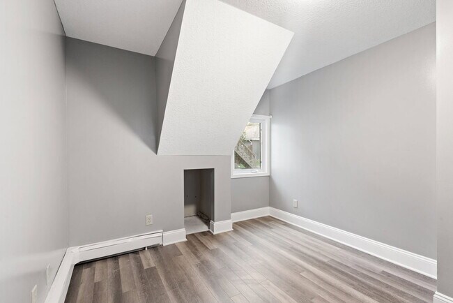 Building Photo - 2407 Buchanan St NE