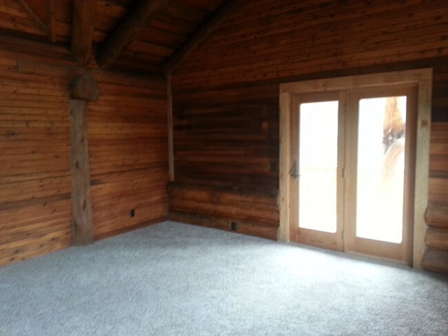 Building Photo - Beautiful Log Home with Shop