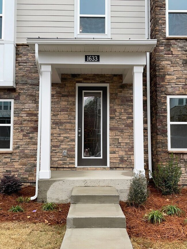 Building Photo - Beautiful Three Story Townhouse in Aria at the Park!