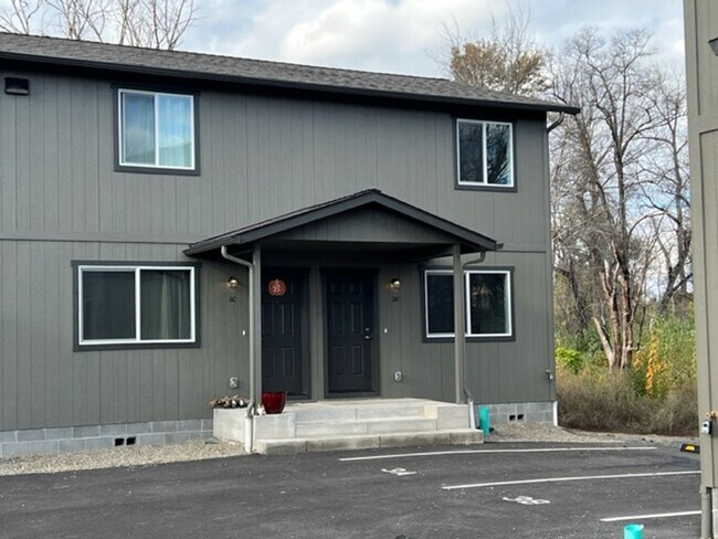 Building Photo - 2 BEDROOM/ 2 LEVELS TOWNHOME (Down the hill in front of Taco Bell in Phoenix Oregon)