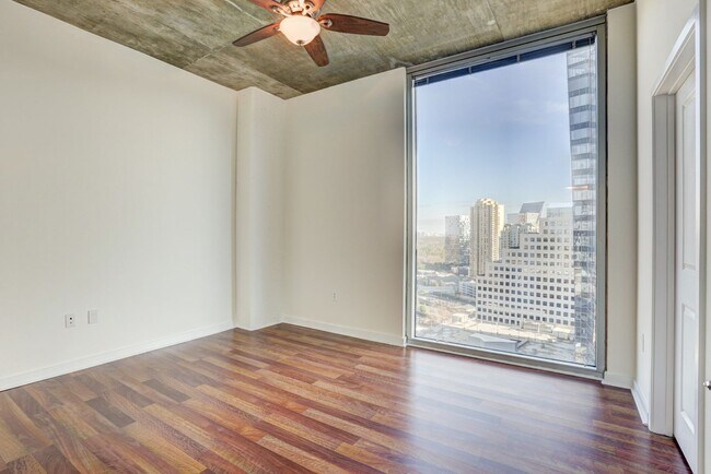 Building Photo - Gorgeous Two Bedroom Condo with Stunning Views of Buckhead!