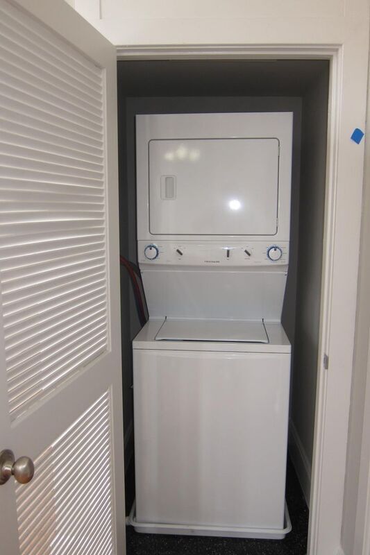 Building Photo - 1730 Bank St