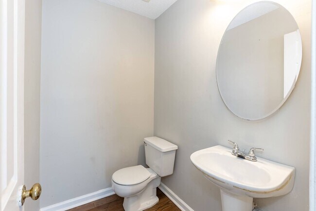 Building Photo - Three Bedroom Home!