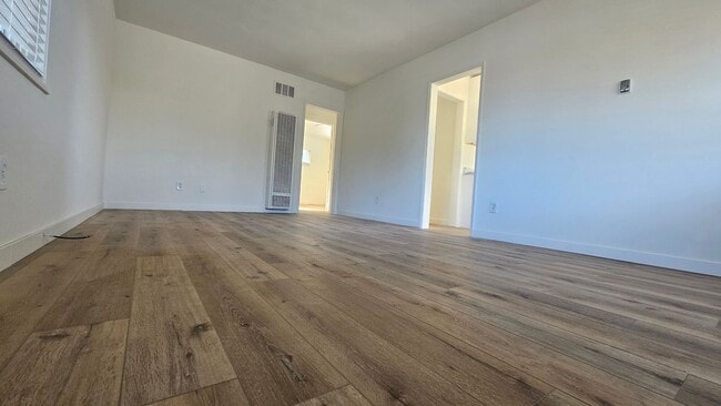 Building Photo - 210901