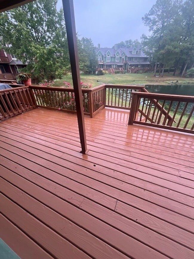 Building Photo - Gorgeous home with boat slip and water views