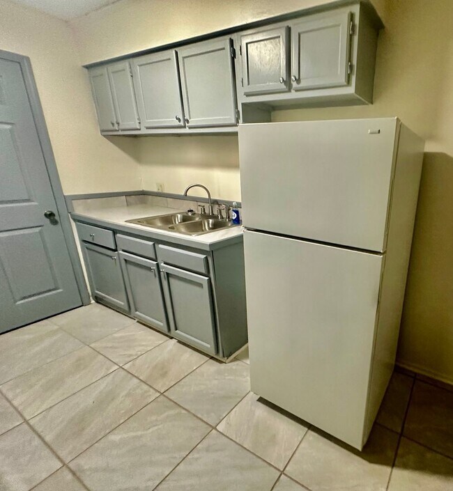 Building Photo - 220 Marigny Cir