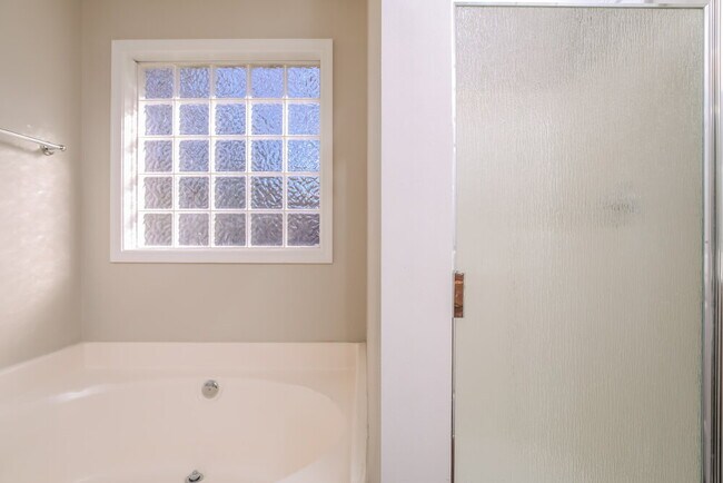 Building Photo - 4049 Laurel Glen Dr