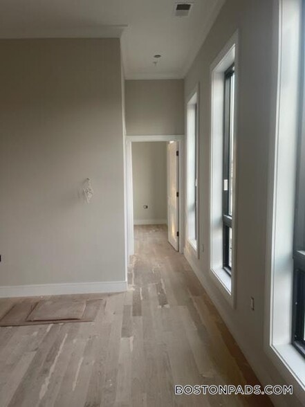 Building Photo - 16-18 Highgate (Roomate Rental) St.