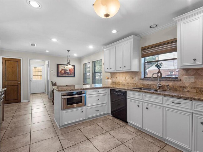 Building Photo - 3014 Redwood Lodge Dr