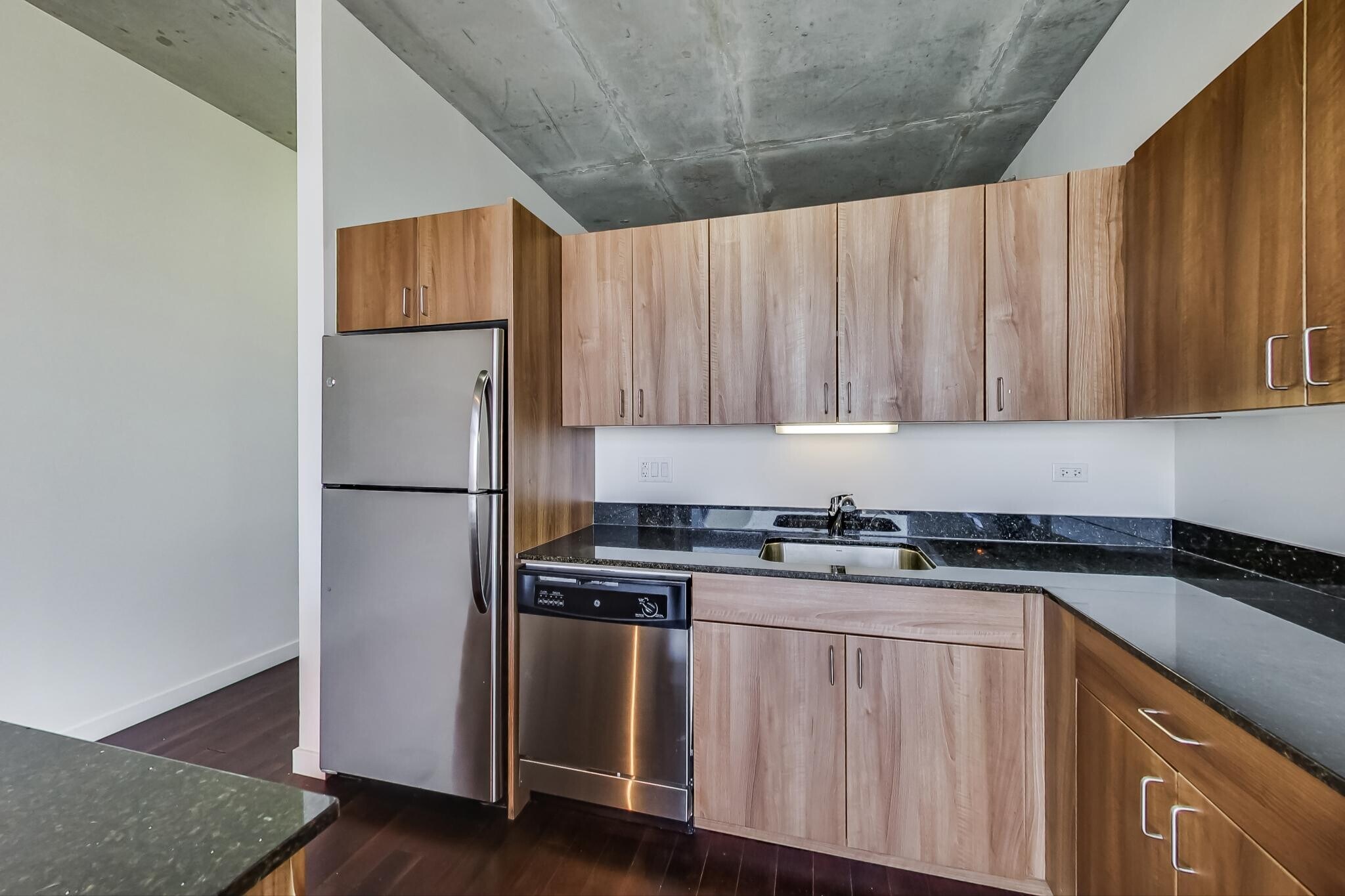 Building Photo - 235 W Van Buren St
