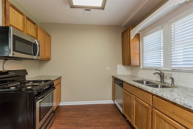 Building Photo - 730 E 8th St