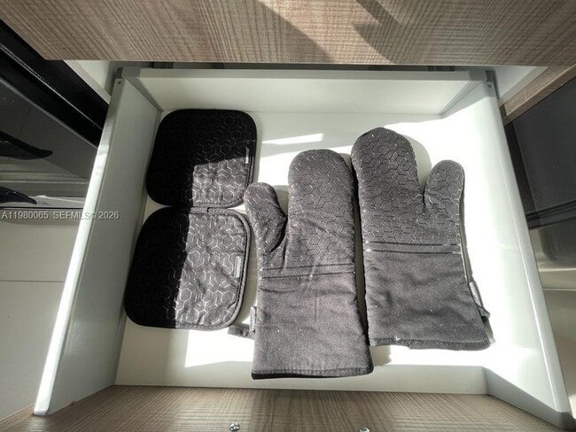 Building Photo - 302 NW 11th Ct