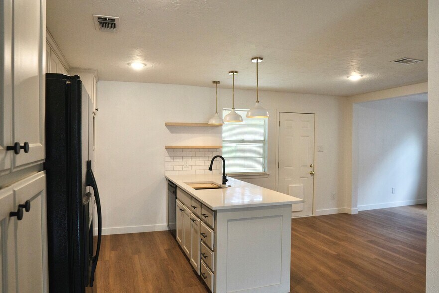 Building Photo - 737 Hallvale Dr