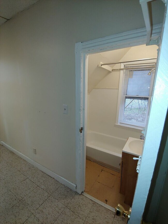 Building Photo - West Philly Studio